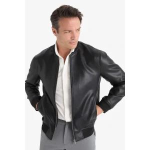 Defacto Y5367AZBK27 Siyah Su İtici Slim Fit Dar Kesim Kolej Yaka Astarlı Fermuarlı Rüzgar Geçirmez Suni Deri Mevsimlik Mont