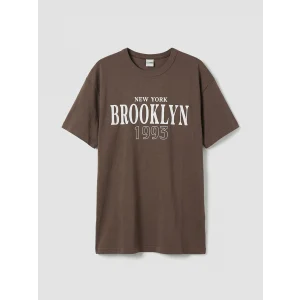 LCW Kids Kahverengi Standart Fit New York Baskılı Erkek Çocuk Tişört