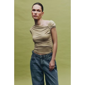 Defacto H1586AXKH477 Haki Slım Fıt Kayık Yaka Toka Detaylı Tişört