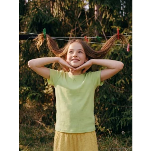 LCW Kids Yeşil Bisiklet Yaka Nakışlı Kız Çocuk Tişört