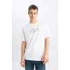 Defacto B5068 Beyaz Comfort Regular Fit Rahat Kalıp Bisiklet Yaka Sırt Baskılı Kısa Kollu Tişört