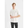 Defacto B4369 Ekru Comfort Regular Fit Rahat Kalıp Bisiklet Yaka Sırt Baskılı Kısa Kollu Tişört