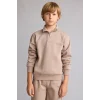 Defacto H9689A8BN615 Kahve Regular Fit Yarım Fermuarlı Dik Yaka İçi Yumuşak Tüylü Yazı İşlemeli Sweatshirt Erkek Çocuk