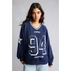 Defacto I0201AXNV241 Lacivert Oversize V Yaka Çizgili Yaka Detaylı Baskılı Sweatshirt