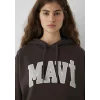 Mavi 1600361-70240 Mavi Logo Baskılı Kapüşonlu Kahverengi Sweatshirt
