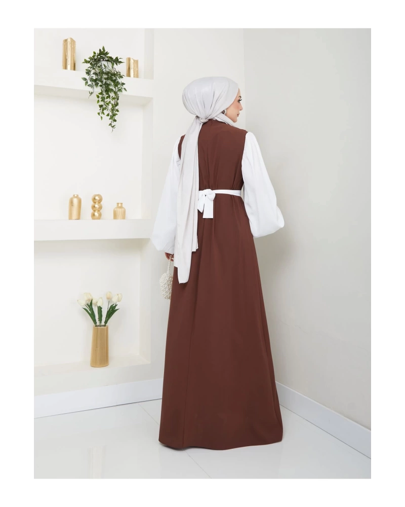 امرأة ذراع الحجاب فستان أبيض مزين بوردة فستان بني