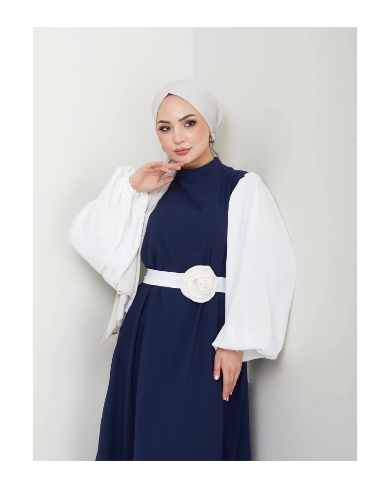 KADIN TESETTÜR KOLU BEYAZ ELBİSE ÇİÇEKLİ TOKA LACİVERT ELBİSE