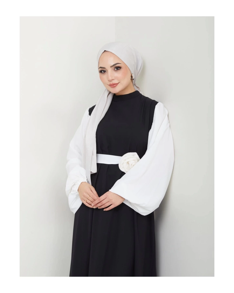 KADIN TESETTÜR KOLU BEYAZ ELBİSE ÇİÇEKLİ TOKA SİYAH ELBİSE