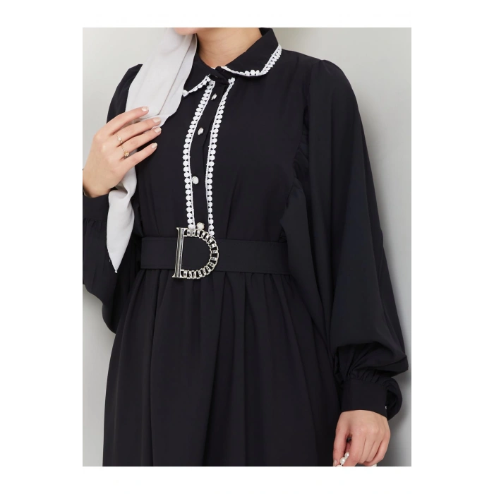 KADIN TESETTÜR BALON KOL DANTEL DETAYLI KEMERLİ ELBİSE SİYAH 2320