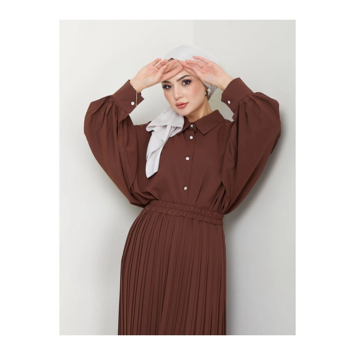 ETEĞİ PLİSELİ  GÖMLEKLI YAKA TESETTÜR TAKIM KAHVE