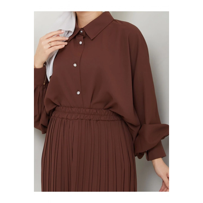 ETEĞİ PLİSELİ  GÖMLEKLI YAKA TESETTÜR TAKIM KAHVE