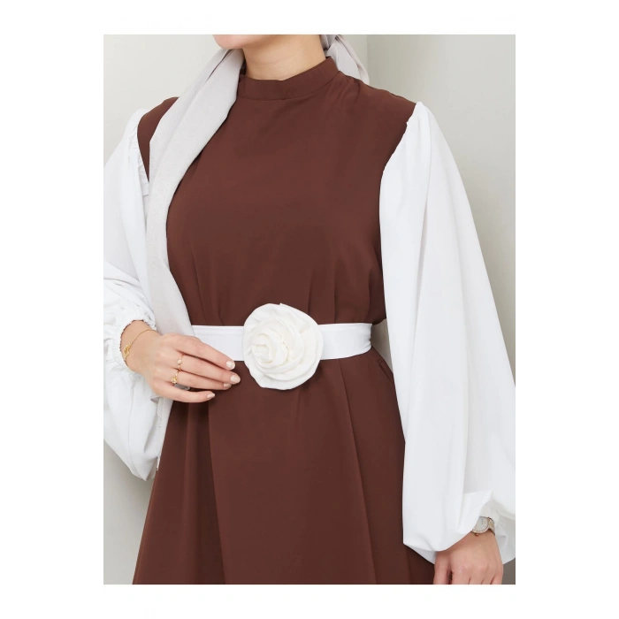 KADIN TESETTÜR KOLU BEYAZ ELBİSE ÇİÇEKLİ TOKA KAHVE ELBİSE