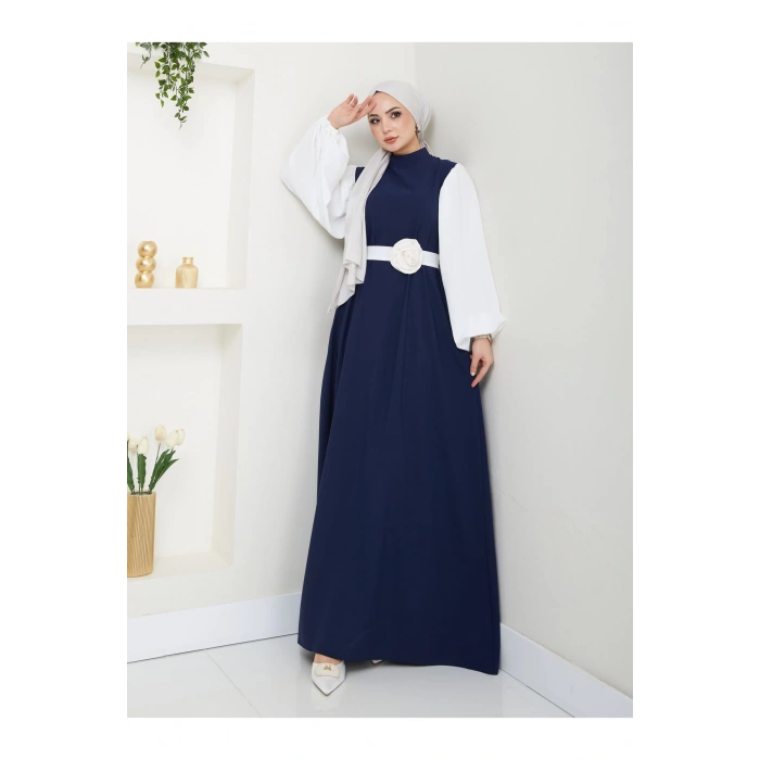KADIN TESETTÜR KOLU BEYAZ ELBİSE ÇİÇEKLİ TOKA LACİVERT ELBİSE