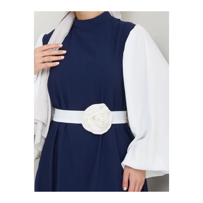 KADIN TESETTÜR KOLU BEYAZ ELBİSE ÇİÇEKLİ TOKA LACİVERT ELBİSE