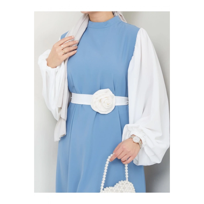 KADIN TESETTÜR KOLU BEYAZ ELBİSE ÇİÇEKLİ TOKA MAVİ ELBİSE