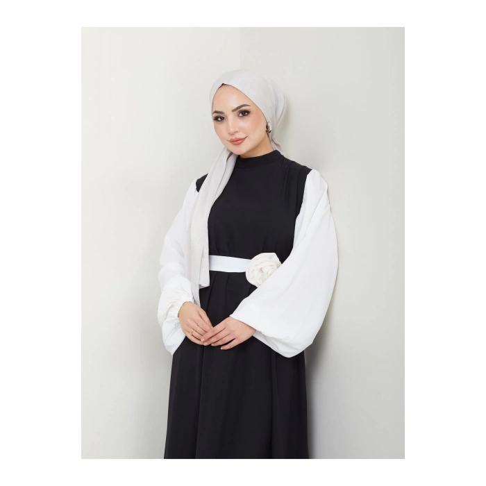 KADIN TESETTÜR KOLU BEYAZ ELBİSE ÇİÇEKLİ TOKA SİYAH ELBİSE