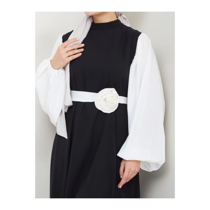 KADIN TESETTÜR KOLU BEYAZ ELBİSE ÇİÇEKLİ TOKA SİYAH ELBİSE