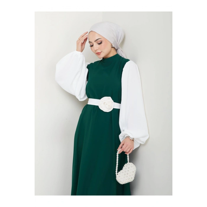 KADIN TESETTÜR KOLU BEYAZ ELBİSE ÇİÇEKLİ TOKA ZÜMEÜT ELBİSE