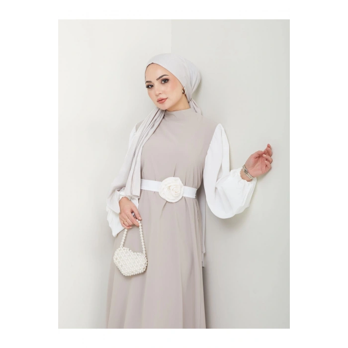 KADIN TESETTÜR KOLU BEYAZ ELBİSE ÇİÇEKLİ TOKA BEJ ELBİSE
