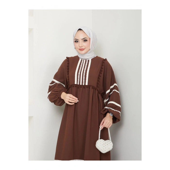 KADIN TESETTÜR DANTELLİ ŞERİT ELBİSE KAHVE
