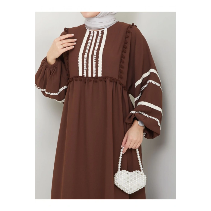 KADIN TESETTÜR DANTELLİ ŞERİT ELBİSE KAHVE