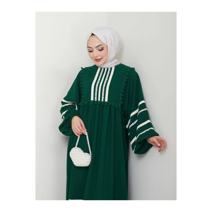 KADIN TESETTÜR DANTELLİ ŞERİT ELBİSE ZÜMRÜT
