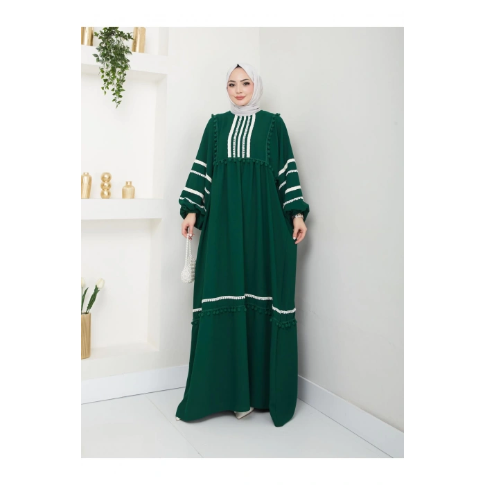 KADIN TESETTÜR DANTELLİ ŞERİT ELBİSE ZÜMRÜT