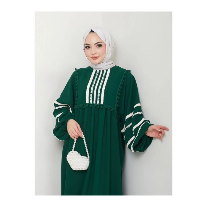 KADIN TESETTÜR DANTELLİ ŞERİT ELBİSE ZÜMRÜT