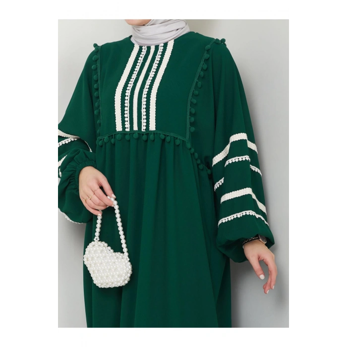 KADIN TESETTÜR DANTELLİ ŞERİT ELBİSE ZÜMRÜT