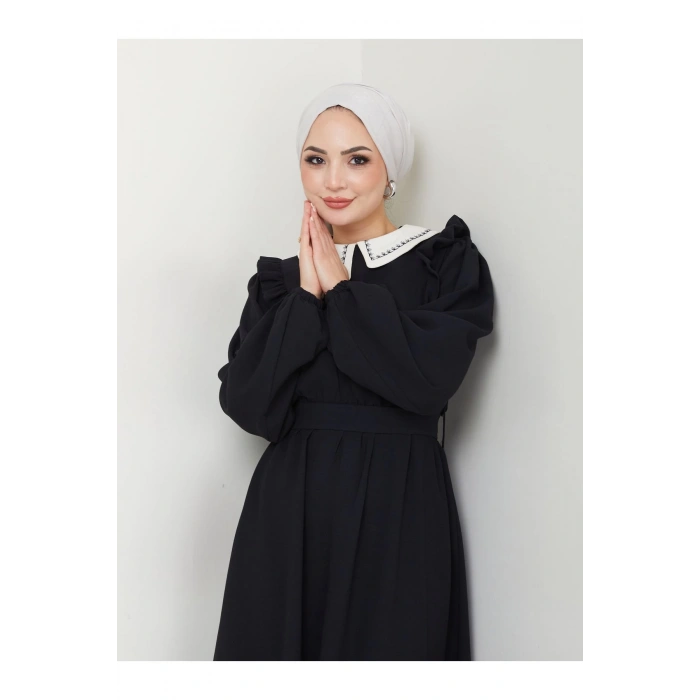 KADIN TESETTÜR YAKASI NAKİŞLİ ELBİSE SİYAH