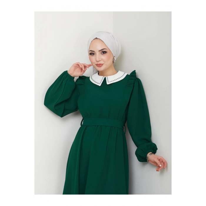 KADIN TESETTÜR YAKASI NAKİŞLİ ELBİSE ZÜMRÜT