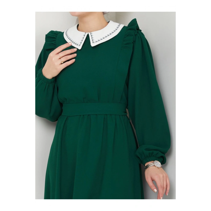 KADIN TESETTÜR YAKASI NAKİŞLİ ELBİSE ZÜMRÜT