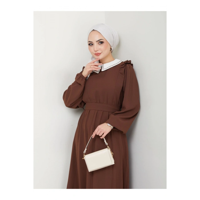 KADIN TESETTÜR YAKASI NAKİŞLİ ELBİSE KAHVE