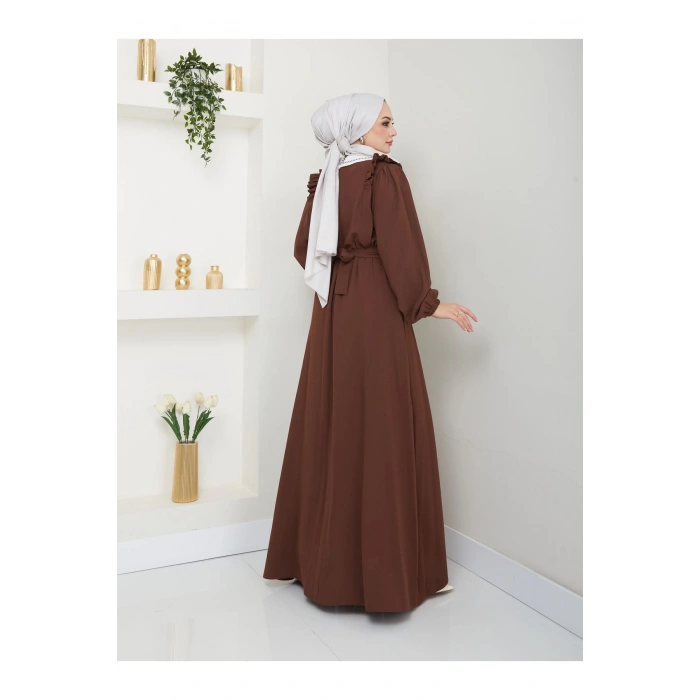 KADIN TESETTÜR YAKASI NAKİŞLİ ELBİSE KAHVE