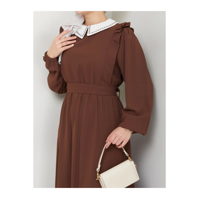 KADIN TESETTÜR YAKASI NAKİŞLİ ELBİSE KAHVE