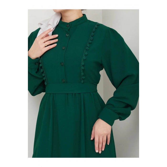 KADIN TESETTÜR DANTELLİ ŞERİT ELBİSE ZÜMRÜT