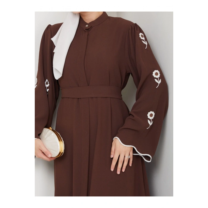 KOLU ÇİÇEK NAKIŞ DETAYLI TESETTÜR KADIN ABİYE ELBİSE KAHVE