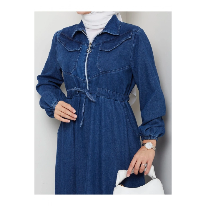 ÖNÜ FERMUARLI CEO DETAYLI MAVİ KOT ELBİSE TESETTÜR