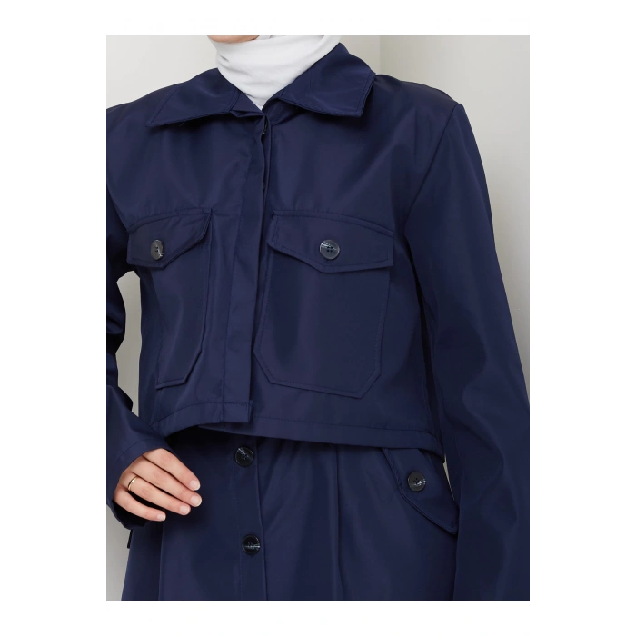 DÜĞMELİ DETAYLI CEPLİ TRENÇKOT ETEKLİ TAKIM TESETTÜR TAKIM LACİVERT