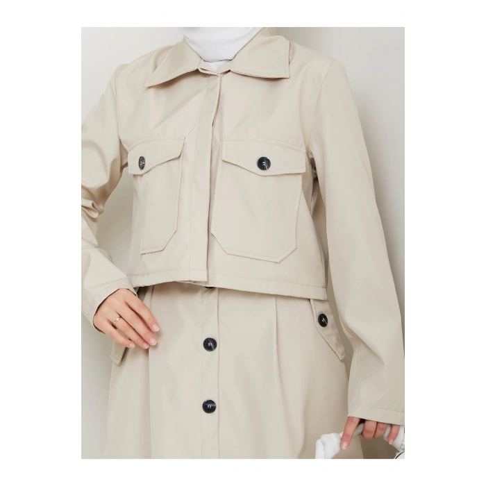 DÜĞMELİ DETAYLI CEPLİ TRENÇKOT ETEKLİ TAKIM TESETTÜR TAKIM KREM