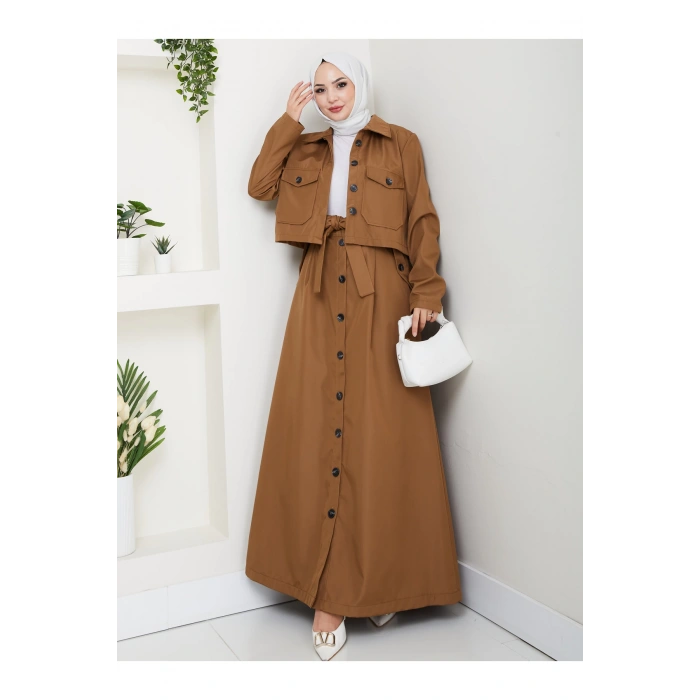 DÜĞMELİ DETAYLI CEPLİ TRENÇKOT ETEKLİ TAKIM TESETTÜR TAKIM KAHVE