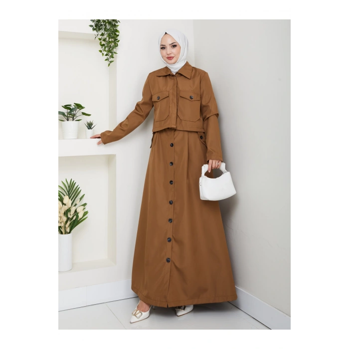 DÜĞMELİ DETAYLI CEPLİ TRENÇKOT ETEKLİ TAKIM TESETTÜR TAKIM KAHVE