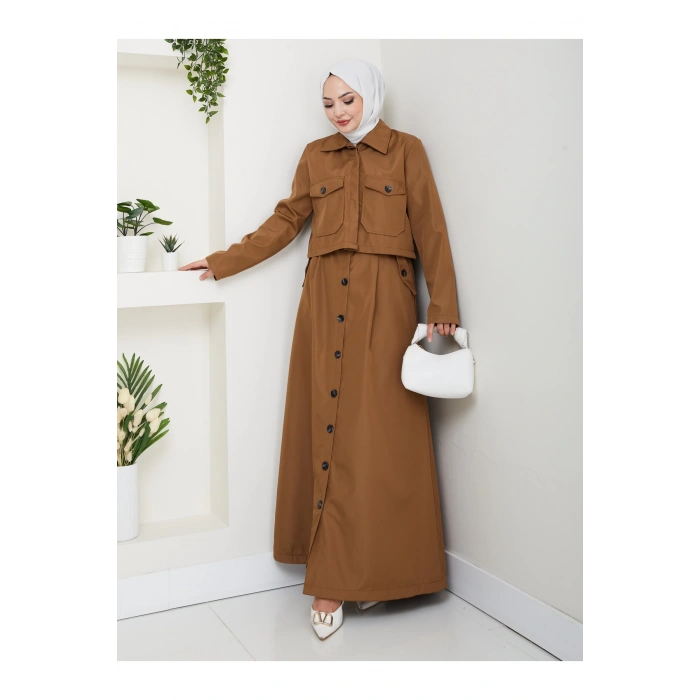 DÜĞMELİ DETAYLI CEPLİ TRENÇKOT ETEKLİ TAKIM TESETTÜR TAKIM KAHVE