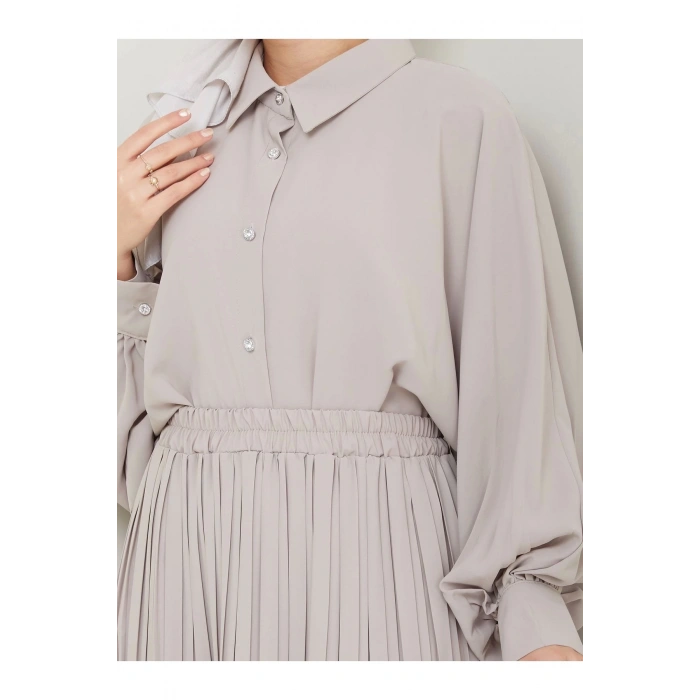 ETEĞİ PLİSELİ  GÖMLEKLI YAKA TESETTÜR TAKIM BEJ