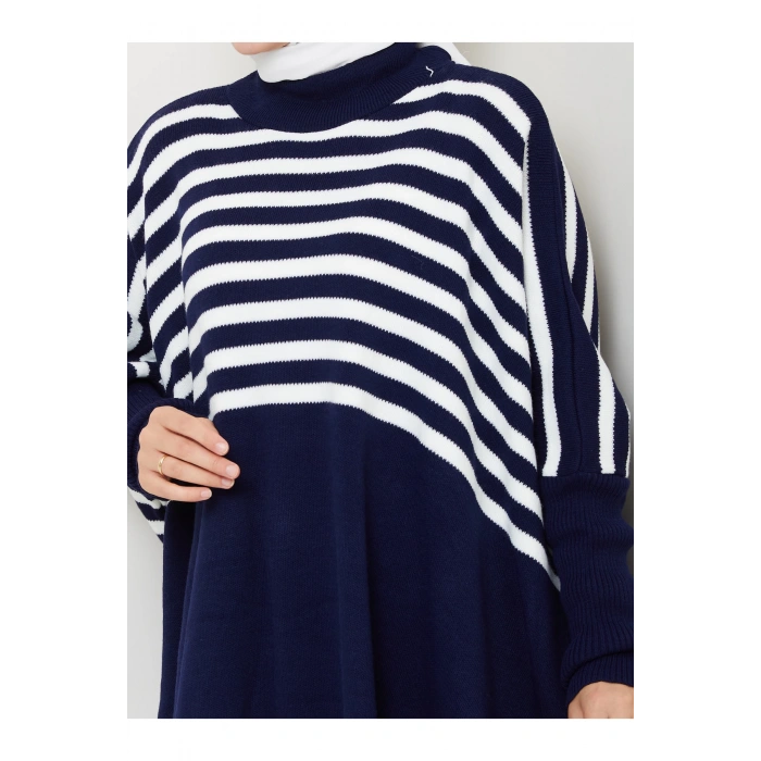 KADIN TESETTÜR ÇİZGİLİ DESENLİ TRİKO OVERSİZE KAZAK YANLARI YIRTMAÇLI LACİVERT