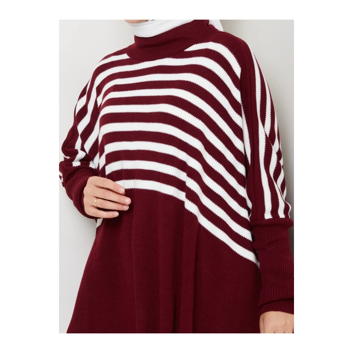 KADIN TESETTÜR ÇİZGİLİ DESENLİ TRİKO OVERSİZE KAZAK YANLARI YIRTMAÇLI BORDO