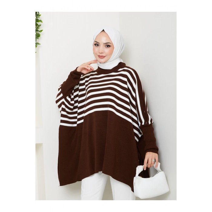 KADIN TESETTÜR ÇİZGİLİ DESENLİ TRİKO OVERSİZE KAZAK YANLARI YIRTMAÇLI KAHVERENGİ