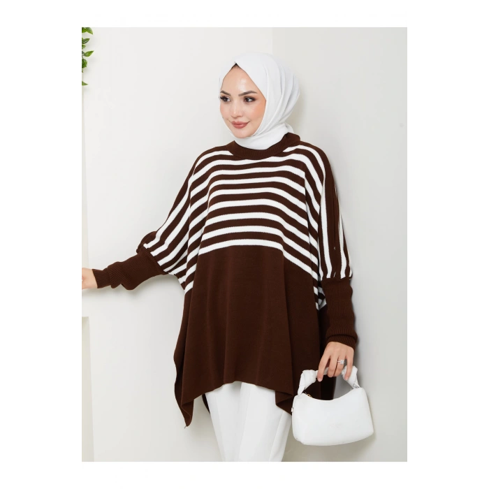 KADIN TESETTÜR ÇİZGİLİ DESENLİ TRİKO OVERSİZE KAZAK YANLARI YIRTMAÇLI KAHVERENGİ