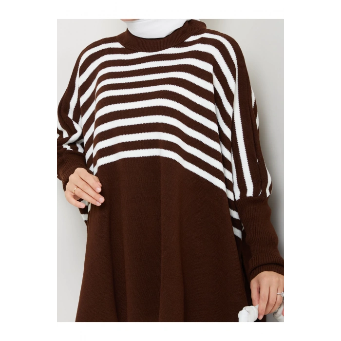 KADIN TESETTÜR ÇİZGİLİ DESENLİ TRİKO OVERSİZE KAZAK YANLARI YIRTMAÇLI KAHVERENGİ