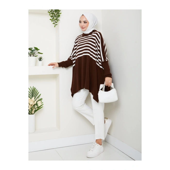 KADIN TESETTÜR ÇİZGİLİ DESENLİ TRİKO OVERSİZE KAZAK YANLARI YIRTMAÇLI KAHVERENGİ